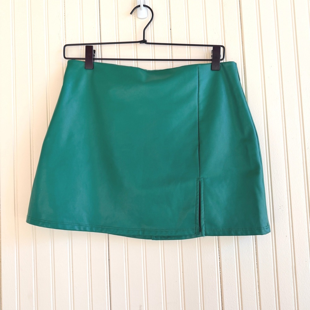 Altar'd State Green Chic Faux Leather Mini Skirt Front Slit Streetwear Womens M‎